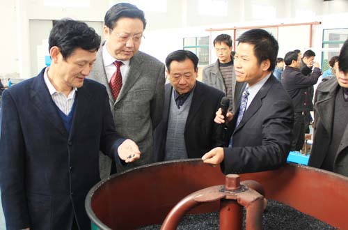 董事長李貽連為領(lǐng)導(dǎo)們講解生產(chǎn)過程